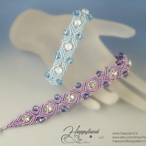 Può includere: Due braccialetti con un designo annodato e perline di cristallo. Un braccialetto è azzurro con cristalli trasparenti, l'altro è viola con cristalli di ametista.