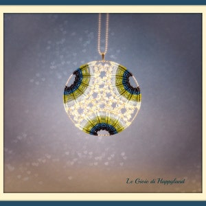 以下が含まれることがあります： 白い、緑色、青色のビーズで作られた丸いペンダントが付いた金のチェーンネックレス。ペンダントは幾何学的なデザインです。