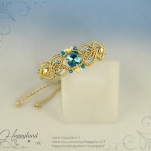 Peut inclure: Un bracelet en macramé doré et turquoise avec un grand cristal turquoise au centre. Le bracelet est noué à l'extrémité et comporte une perle dorée de chaque côté du cristal.