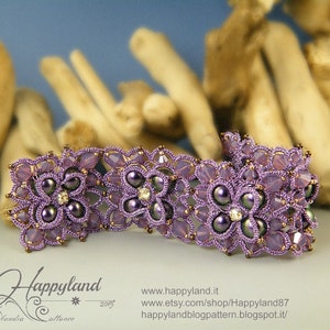 Pode incluir: Um bracelete de crochê roxo com contas lavanda e cristais transparentes. O bracelete é feito de pontos delicados e intrincados e apresenta um design floral.