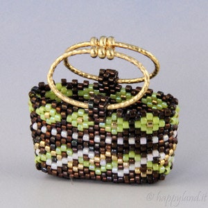 Può includere: Una piccola borsa a mano in perline con un manico in filo d'oro. La borsa è marrone, verde, bianca e oro.