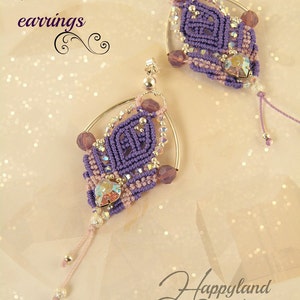 Peut inclure: Paire de boucles d'oreilles macramé violettes faites à la main avec des cerceaux argentés. Les boucles d'oreilles présentent un motif géométrique, orné de perles et d'un cristal irisé central. Le texte "Thunderdome earrings" est visible.