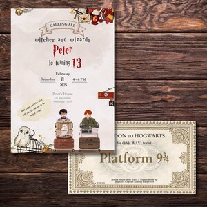Può includere: Un invito di compleanno a tema Harry Potter per un 13° compleanno. L'invito presenta un gufo bianco, un ragazzo con i capelli rossi e una valigia con le lettere HP. L'invito dice "Calling all witches and wizards Peter is turning 13" e include la data e l'ora della festa. L'invito include anche un biglietto che dice "Platform 9 3/4" e "Don to Hogwarts for one way travel."