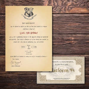 Op de afbeelding: Twee uitnodigingen in perkamentstijl. De hoofduitnodiging kondigt "Lena's 13th Birthday!" aan met een Hogwarts-wapen. Een kleiner ticket luidt "London to Hogwarts" en "Platform 9 3/4".