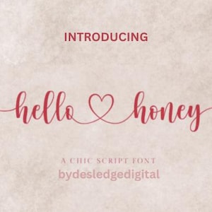 Può includere: Grafica digitale con le parole "INTRODUCING hello ♡ honey" in un carattere rosso corsivo. Sotto, si legge "A CHIC SCRIPT FONT bydesledgedigital" su uno sfondo beige chiaro strutturato.