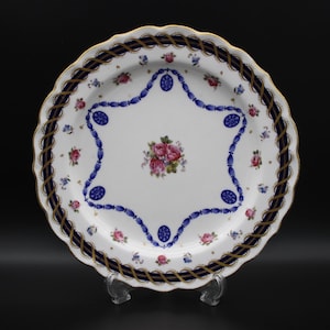 A Royal Worcester Pattern '7590' Plate (22.5cm)