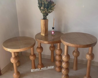 Handgemaakte houten bijzettafel met paddenstoelen: rustiek natuurlijk bijzettafeltje