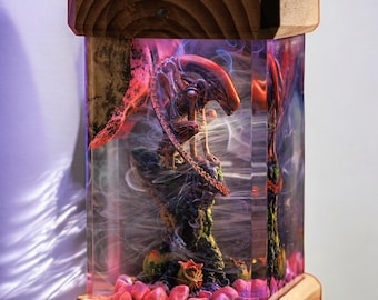 Custom Sci-Fi Creature Resin Lamp, Epoxy Wood Table Lamp, Sci-Fi Horror Night Light, Handmade Resin Lamp, Dark Fantasy Home Decor Gifts
