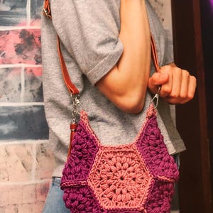 Bolso o bandolera de crochet. Hilo de lana merino de primera calidad. Correa y borla