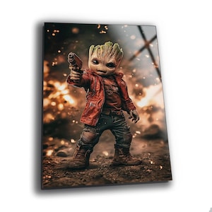 Könnte beinhalten: Digitaler Kunstdruck mit einer Figur, die Groot aus Guardians of the Galaxy ähnelt. Die Figur trägt eine rote Jacke, blaue Jeans und braune Stiefel und hält eine Waffe. Der Hintergrund hat einen feurigen, verschwommenen Effekt.