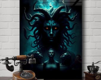 Puede incluir: Una impresión artística enmarcada que representa a Medusa en tonos turquesa, con ojos anaranjados y cabello de serpiente. La obra de arte se exhibe sobre una superficie de madera oscura, junto a un teléfono rotatorio vintage, un molinillo de café y una taza de café.