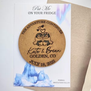Le pingouin fait gagner l'aimant de date| Magnets de mariage en bois personnalisés | Réservez vos cadeaux avec des cartes de remerciement | Aimants de mariage | Aimant pour réfrigérateur