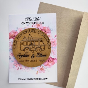 Personalisierte Hölzerne Hochzeit Kühlschrankmagnet | Wohnwagen & Surfbrett Save the Date | Benutzerdefinierte rustikale Hochzeit Gunsten | Save The Date Magnete