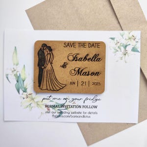 Un couple fait gagner l'aimant de mariage date| Magnets de mariage en bois personnalisés | Réservez vos cadeaux avec des cartes de remerciement | Aimants de mariage