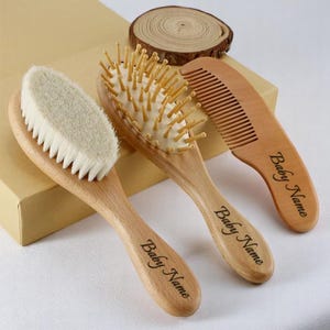 オーダーメイドベビーヘアブラシ – 柔らかい毛の木製ベビーブラシ | 新生児ギフト | ベビーシャワーの記念品