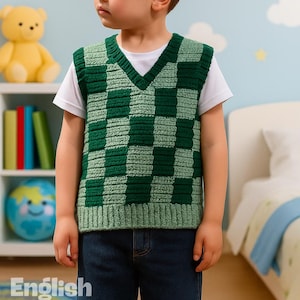 Może przedstawiać: Dziecko w zielonej i jasnozielonej kamizelce w szachownicę, białym t-shircie i niebieskich dżinsach. Na zdjęciu widnieje napis "PDF Pattern" i "English Pattern".
