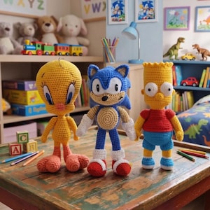 以下が含まれることがあります： 木製のテーブルに、3体の編みぐるみキャラクター人形：トゥイーティーバード、ソニック・ザ・ヘッジホッグ、バート・シンプソンが立っています。人形はそれぞれ黄色、青、赤です。背景には子供向けの装飾と「PDF Pattern」の文字があります。