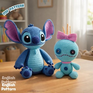 Puede incluir: Dos muñecos de ganchillo, uno azul con orejas grandes y otro azul claro con un lazo rosa. Los muñecos están sentados sobre una superficie de madera. El texto "PDF PATTERN" y "English Pattern" es visible.