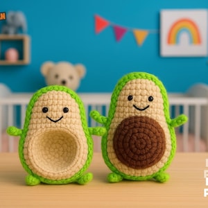 Op de afbeelding: Twee gehaakte avocado-speeltjes met lachende gezichten, groene schil en bruine kernen. De speeltjes staan op een houten oppervlak, met een wieg en kinderkamerdecoratie op de achtergrond. De tekst "English Pattern" is zichtbaar.