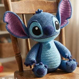 Könnte beinhalten: Handgemachte blaue Stitch-Puppe aus Häkelarbeit mit großen Ohren, auf einem Holzstuhl sitzend. Die Puppe hat schwarze Augen, eine dunkelblaue Nase und hellblaue Akzente. Der Text "PDF PATTERN" und "English Pattern" sind sichtbar.
