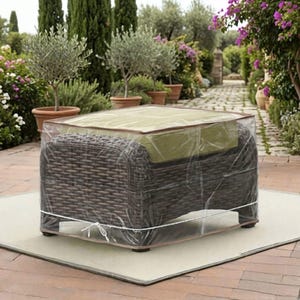 Könnte beinhalten: Ein quadratischer Outdoor-Hocker aus dunkelbraunem geflochtenem Korbgeflecht mit einem hellgrünen Polster, vollständig umschlossen von einer transparenten Kunststoff-Schutzhülle mit braunem Rand und einer weißen Kordel an der Basis.