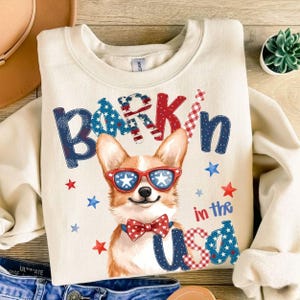 4 juli Corgi png, patriottische hond sublimatieontwerp, Barkin' in the USA Corgi png, rood wit blauwe vlinderstrik zonnebril hond clipart
