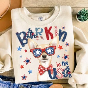 Chihuahua patriotique PNG, aboiement aux Etats-Unis sublimation, 4 juillet Clipart chien, conception de chemise mignon rouge blanc bleu lunettes de soleil, DTF Png
