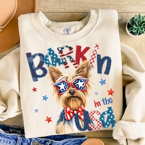 4 juli Yorkie png, patriottische hond sublimatieontwerp, Barkin' in the USA Yorkshire Terrier png, rood wit blauwe strik zonnebril clipart