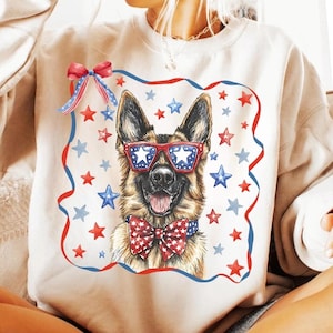 Duitse herder 4 juli PNG – 'Merica Dog-sublimatie, patriottisch huisdiershirtontwerp, rood-witte blauwe sterren, grappige Amerikaanse DTF-download