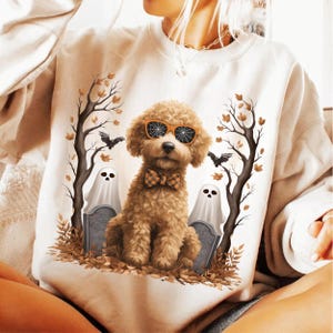 PNG di Halloween Goldendoodle, Sublimazione di un cimitero fantasma di cane, Clipart di pipistrello di zucca autunnale, Design di una maglietta di Halloween con papillon a quadri e cane, PNG DTF
