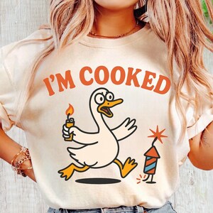 Design engraçado de 4 de julho, ganso patriótico bobo e fogos de artifício em PNG, SVG fofo de 4 de julho, design de camiseta I'm Cooked Goose, download em PNG SVG