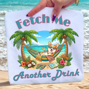 Peut inclure: Serviette de plage blanche avec une illustration d'un corgi en vacances. Le chien porte des lunettes de soleil et est dans un hamac entre des palmiers. Le texte "Fetch Me Another Drink" est en teal et rose.