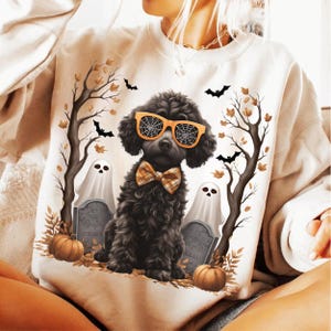 PNG di Goldendoodle nero di Halloween, Sublimazione di un cimitero fantasma di cane, Clipart di pipistrello di zucca autunnale, Design di maglietta di Halloween con papillon a quadri e cane
