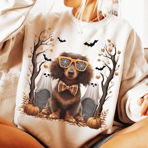 Grazioso bassotto di Halloween in formato PNG con fantasmi, zucche e alberi autunnali / Clipart di cane autunnale con occhiali a ragnatela e papillon scozzese, DTF png