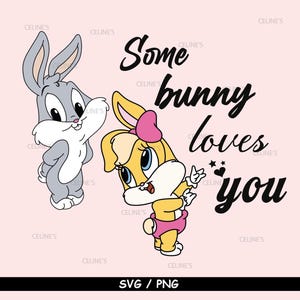 Könnte beinhalten: Illustration von zwei Cartoon-Hasen auf rosa Hintergrund. Einer ist grau, der andere gelb mit einer rosa Schleife und Windel. Der Text lautet "Some bunny loves you" in schwarzer Schrift. Der untere Teil des Bildes zeigt "SVG / PNG".