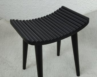 Minimalistischer mattschwarzer Hocker aus Buchenholz - modernes Akzentdekor