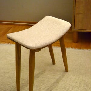 Tabouret mono minimaliste en bois - pieds en hêtre faits main, montage facile, petit banc moderne pour entrée ou chambre, style scandinave