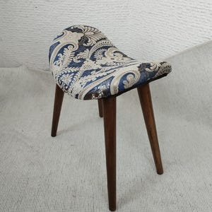 Tabouret bohème rembourré en bois - siège en tissu ethnique, meubles faits main, pieds en bois naturel pour le salon ou l'entrée