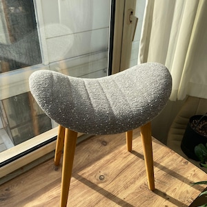Milo handgemaakte gestoffeerde houten kruk, beukenhouten poten, moderne grijze kruk