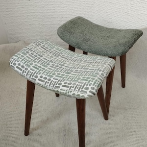 Tabouret moderne en bois rembourré - Siège compact fait main avec design incurvé, pieds en bois de hêtre pour le salon ou l'entrée