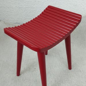 Minimalistischer Hocker in Matt Rot - Handgefertigter Akzenthocker aus Buchenholz