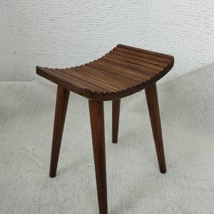 Handgefertigter Sakura Holzhocker - Minimalistisches Buchenholz, geschwungener Sitz, Eingangsbereich oder Schlafzimmermöbel, kleiner rustikaler Akzenthocker, einfache Montage