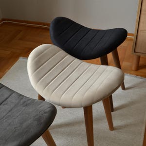 Tabouret en bois fait main - Assise rembourrée avec surpiqûres - Pieds en hêtre massif - Tabouret décoratif minimaliste et moderne