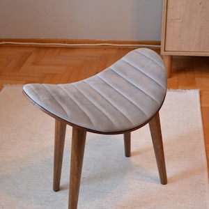 Tabouret en bois moderne en pierre - pieds en hêtre, siège minimaliste rembourré, tabouret d'appoint compact, meubles à assembler facilement