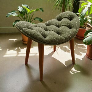 Taburete tapizado Bouclé: asiento moderno con acento de madera de haya verde b