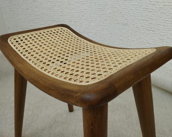 Sgabello in canna intrecciata a mano con finitura noce – Struttura in legno di faggio massello / Design compatto e curvo della seduta