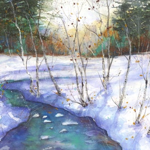 Puede incluir: Una pintura de acuarela de un arroyo que fluye a través de un bosque nevado. El arroyo es de un color azul verdoso vibrante, y la nieve es de un blanco suave. Los árboles están desnudos y tienen un color marrón claro. La pintura tiene una atmósfera pacífica y serena.
