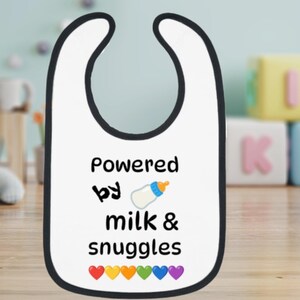 Powered By Milk & Snuggles ベビーコントラストトリムジャージービブ、レインボー