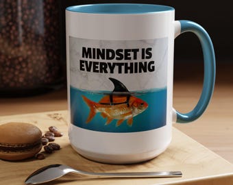 Taza "La mentalidad lo es todo" / Taza con detalle de pez dorado y aleta de tiburón / Taza de café motivacional / Impresión a doble cara / 325 ml y 433 ml