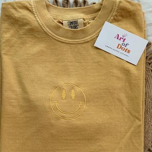 Happy Face Comfort Colors T-shirt, Smile-shirt, Happy T-shirt, Geborduurd T-shirt, Geborduurd T-shirt, Aangepast T-shirt, Retro Happy Face-shirt afbeelding 1